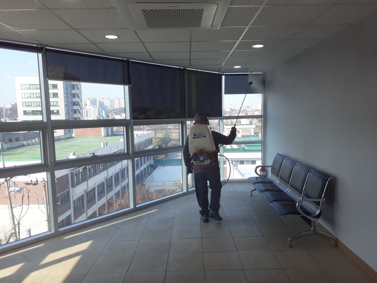 금일 코로나19방역작업을 한국산업연수원충북직업전문학교 전체 건물에 실시하였습니다.